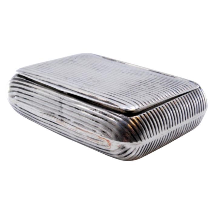 Snuff box in fluted silver with hinged lid