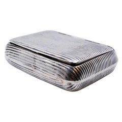 Snuff box in fluted silver with hinged lid