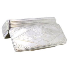 Caja de rapé de plata estriada con paisaje grabado en la tapa abatible