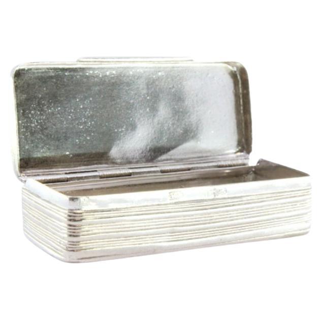 Schnupftabakdose aus geriffeltem Silber mit eingravierter Landschaft auf dem Scharnierdeckel