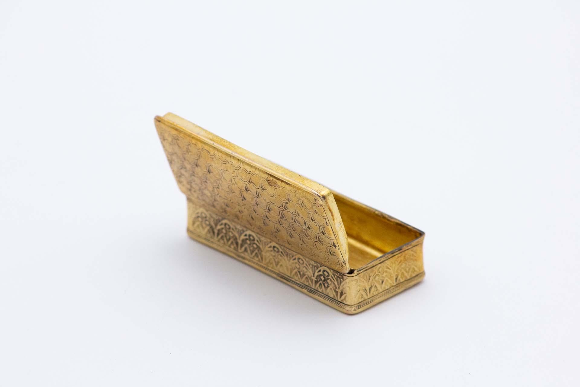 Snuff box in gilded silver with embossed patterns (Europäisch) im Angebot