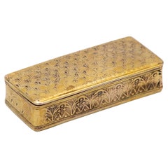 Snuff box in gilded silver with embossed patterns