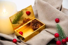 Tabatière en argent doré avec gravures et couvercle à charnière