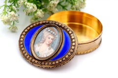 Snuff box in gilded silver with frieze