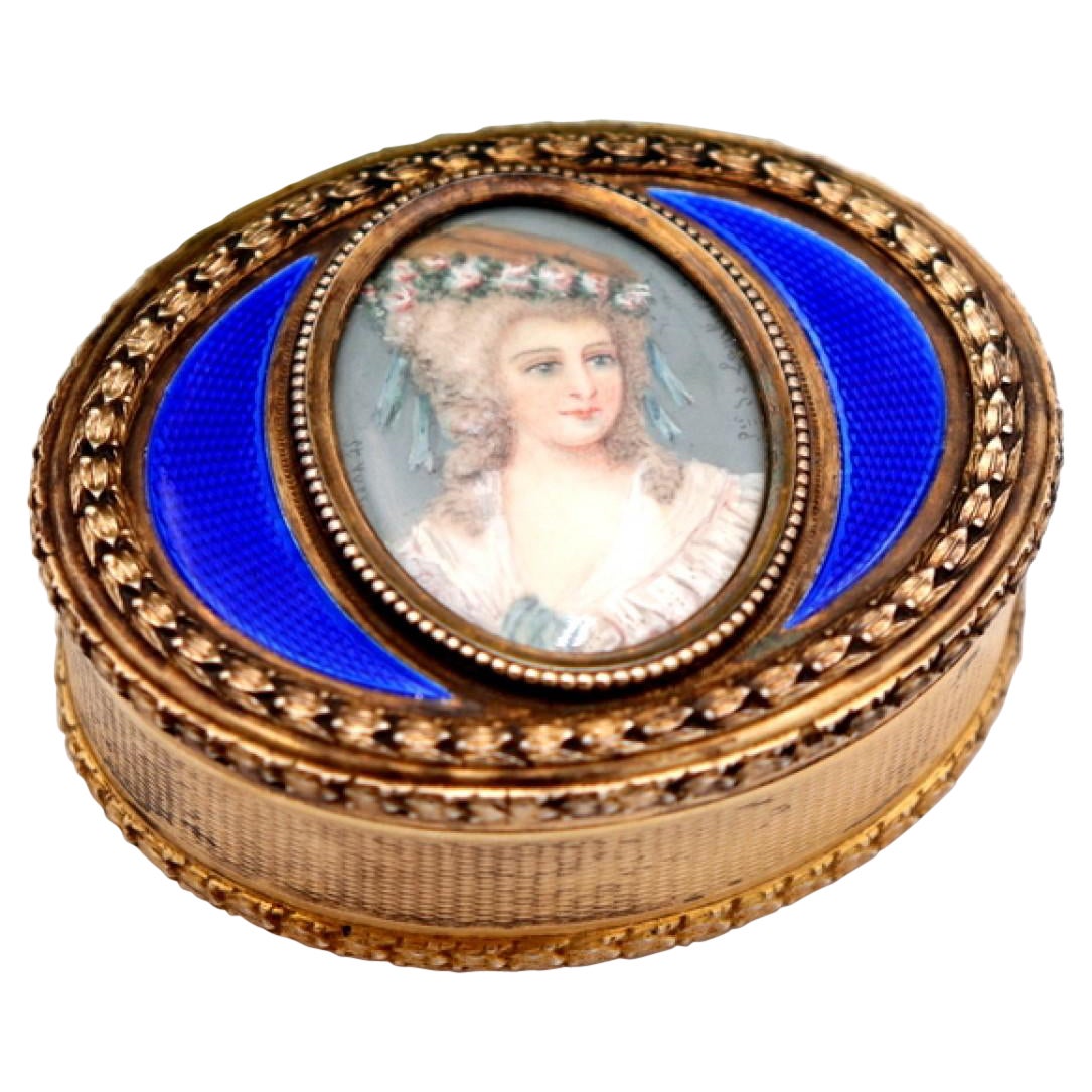 Caja de rapé de plata dorada con friso