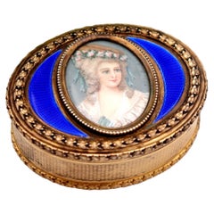 Caja de rapé de plata dorada con friso