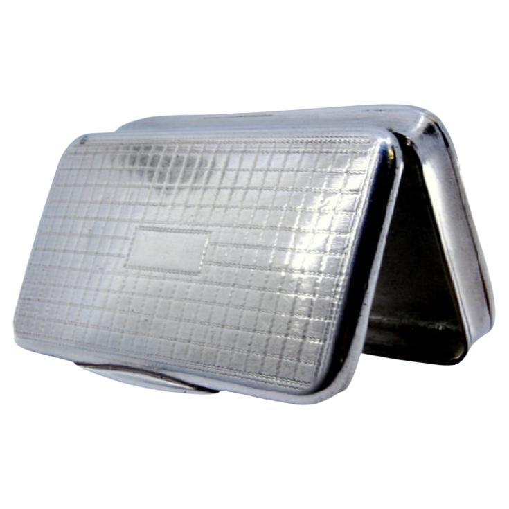 Snuff box in guilloche and fluted silver with hinged lid