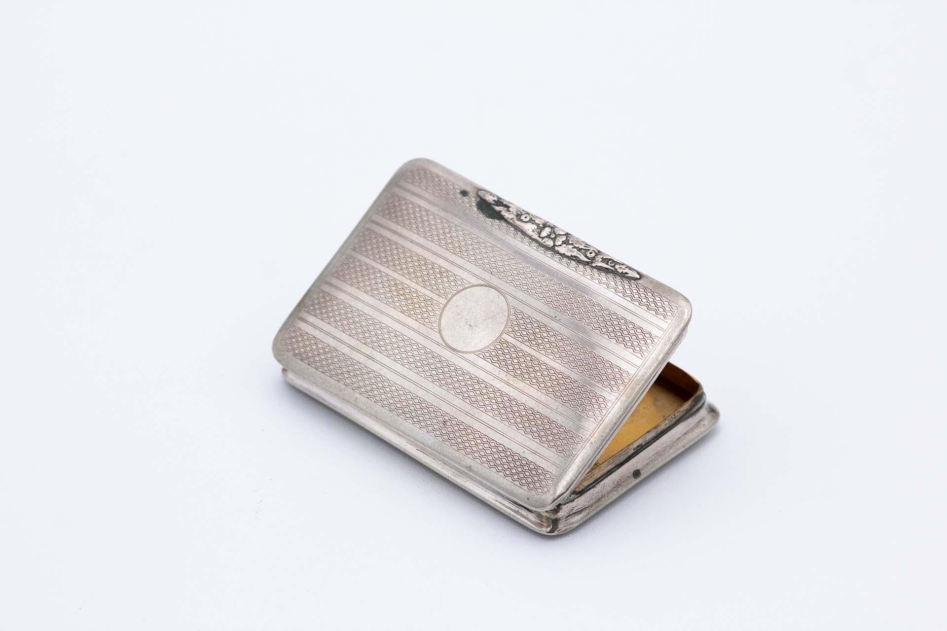 Description : Tabatière rectangulaire en argent avec motif guilloché et intérieur doré. Métal : Argent. Origine : Français. Marque : Tête de sanglier. Poids : 46,21 grammes. Dimensions : 7,5 cm x 1,3 cm : 7,5cm x 1,3cm. Contenu : 800/1000. Marque de