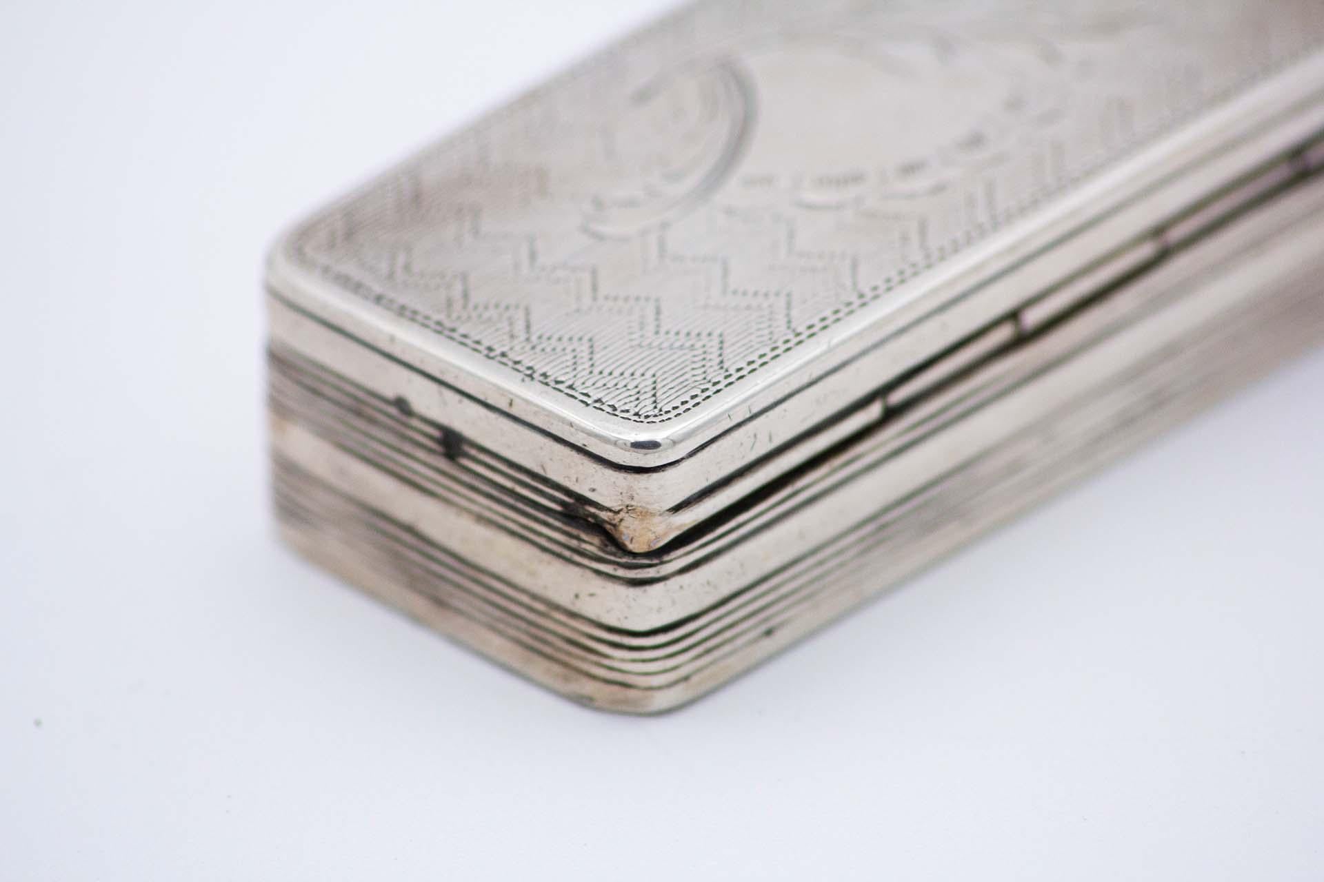 Européen Snuff box in guilloche silver en vente