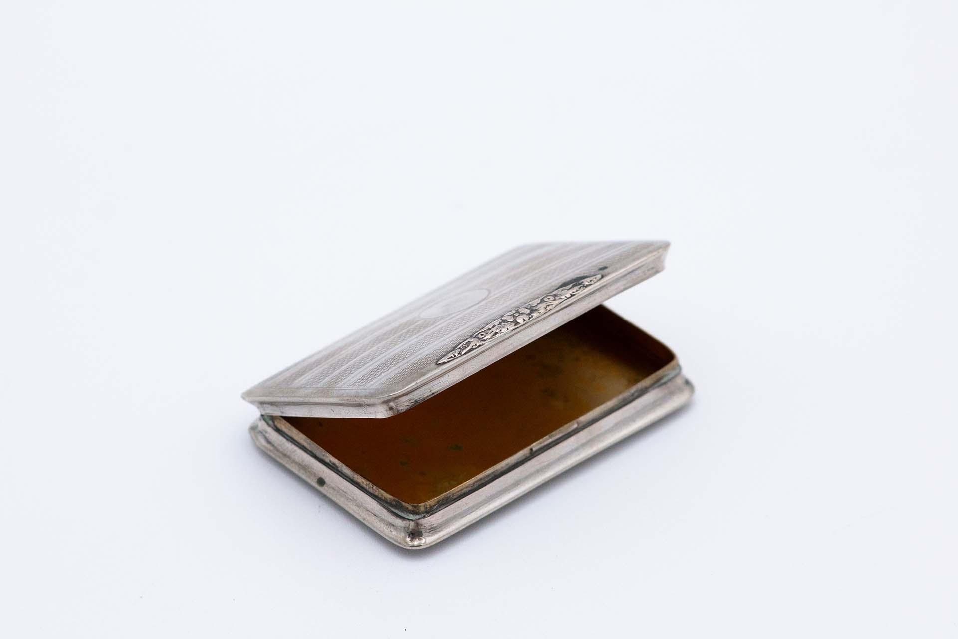 Européen Snuff box in guilloche silver en vente