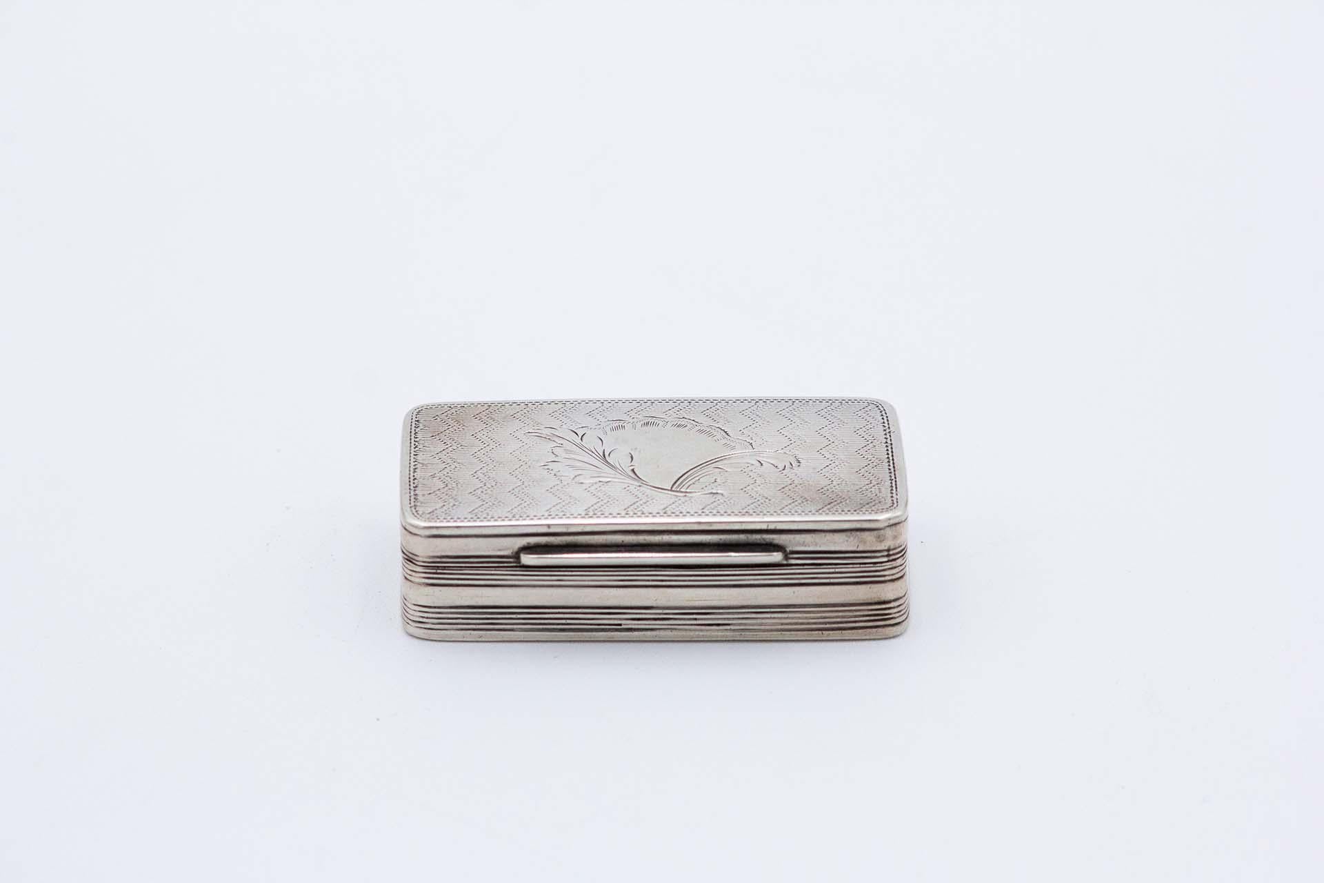 Snuff box in guilloche silver Bon état - En vente à Porto, PT