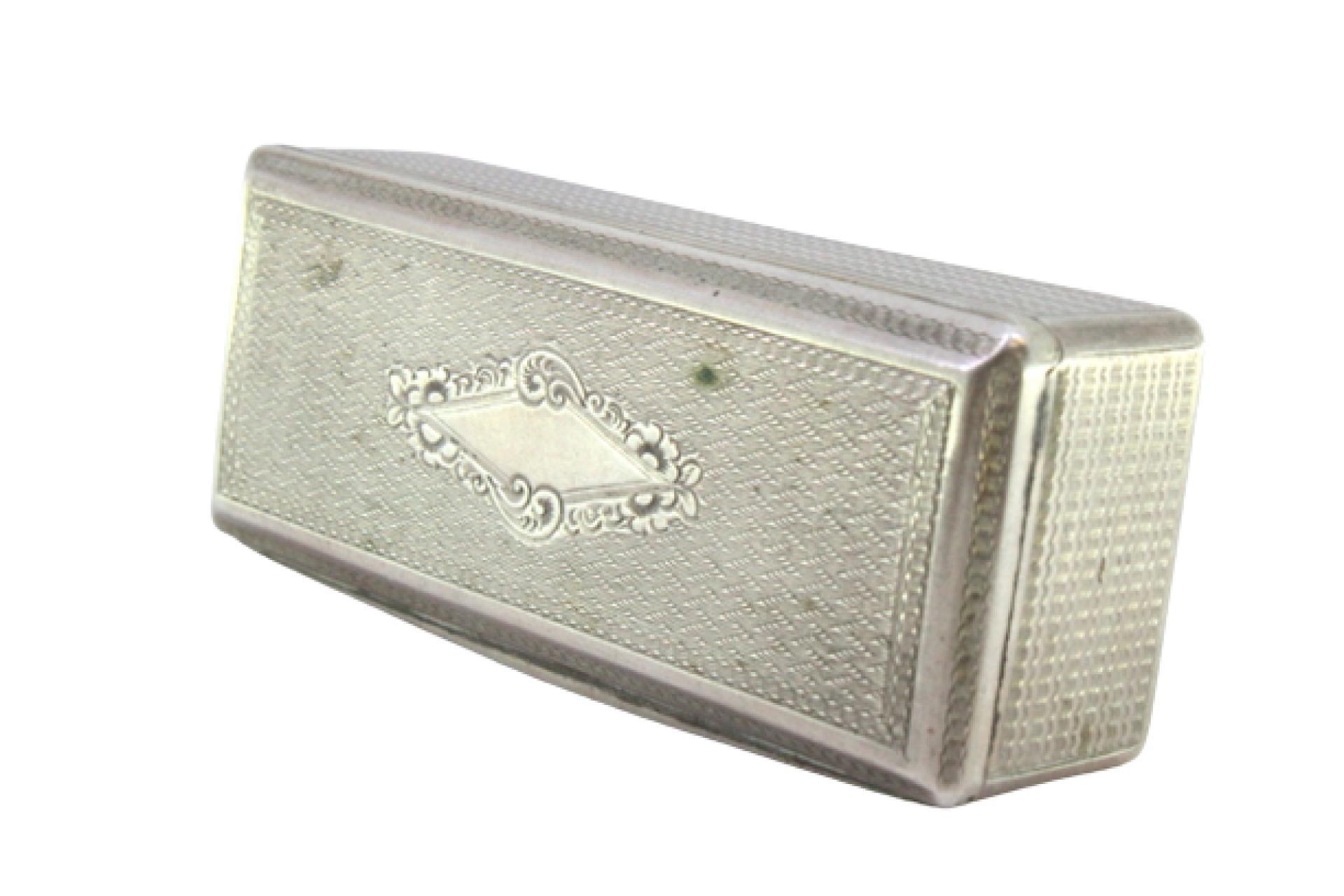 Description: Snuff box in guilloche silver with reliefs on the lid surrounding a monogram card. Metal: Silver. Origin: French. Brand: Cabeça de Mercury. Weight: 48.71 grams. Dimensions: 7.2cmx2.8cm. Content: 800/1000. Assay Mark: Yes, between 1840