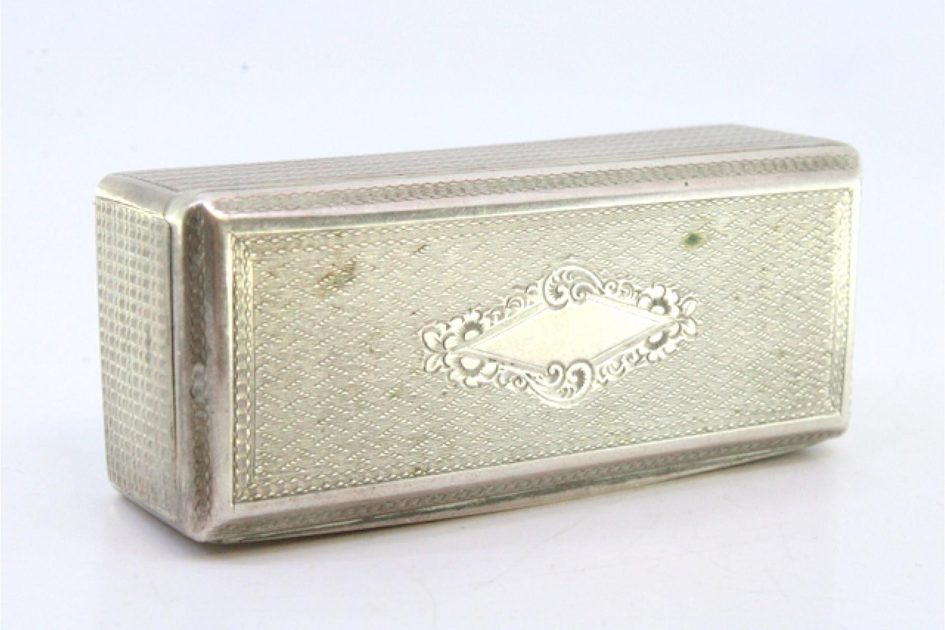 European Snuff box in guilloche silver w/ reliefs on the lid, surrounding a monogram card For Sale