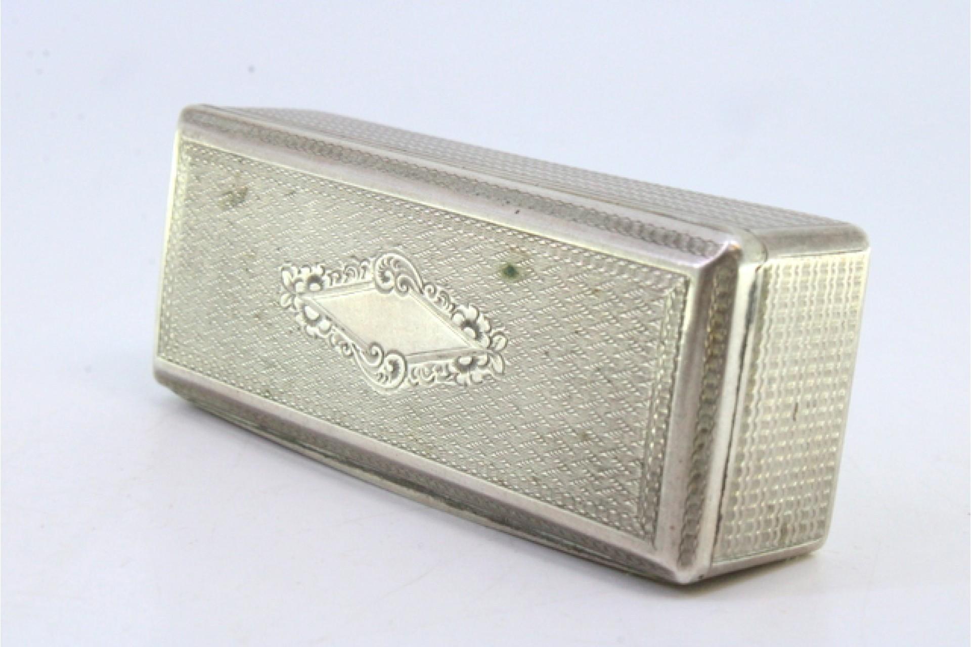 Snuff box in guilloche silver w/ reliefs on the lid, surrounding a monogram card In Good Condition For Sale In Porto, PT