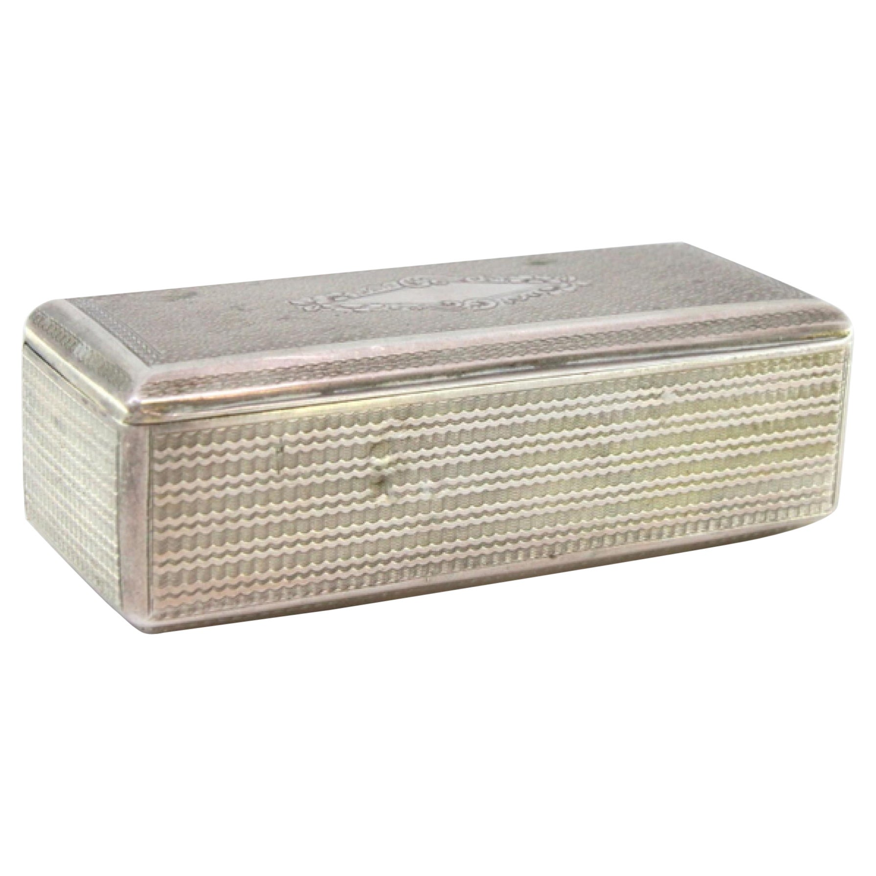 Snuff box in guilloche silver w/ reliefs on the lid, surrounding a monogram card