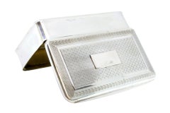 Snuff box in guilloche silver with a monogram card on the hinged lid