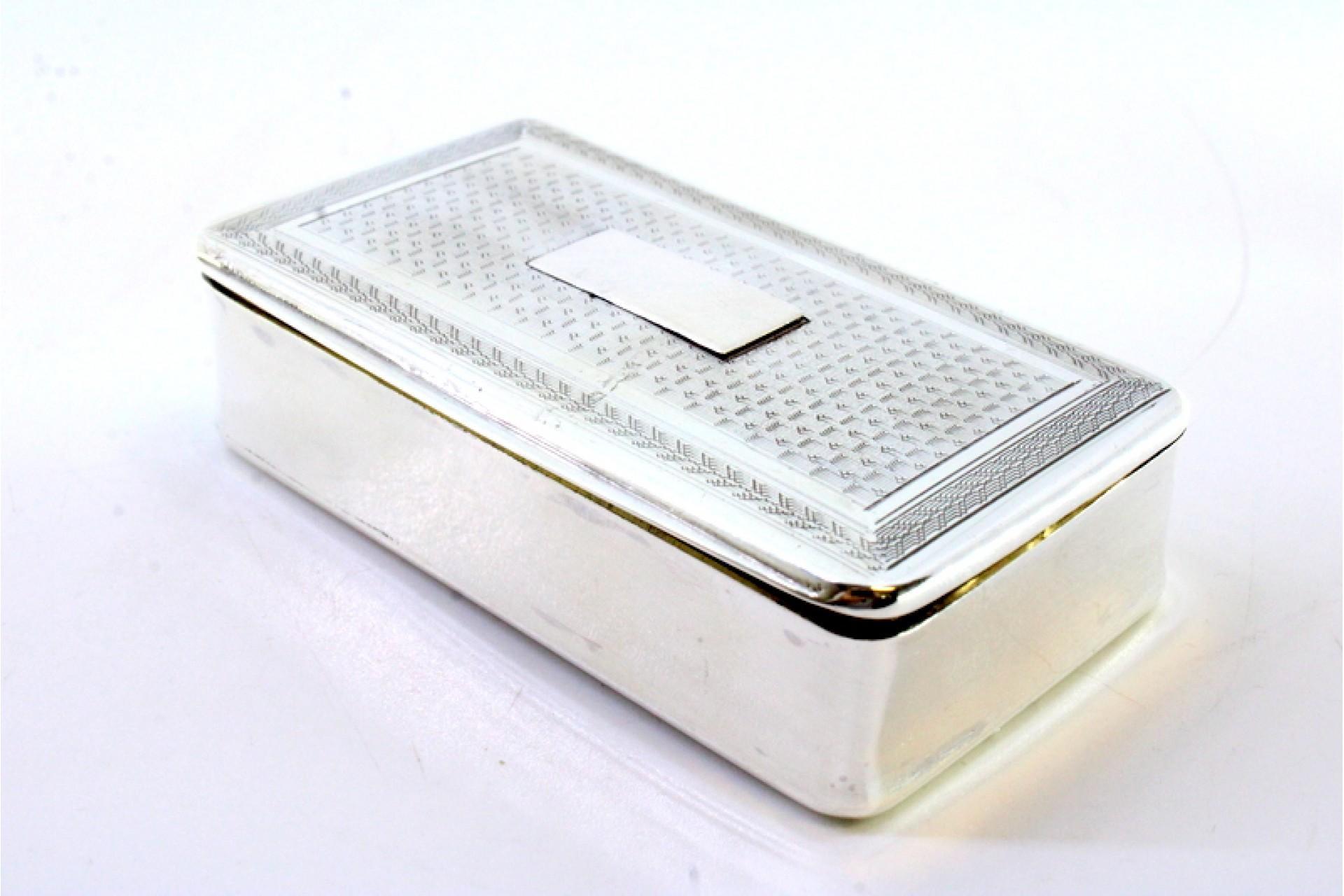 Snuff box in guilloche silver with a monogram card on the hinged lid In Good Condition For Sale In Porto, PT