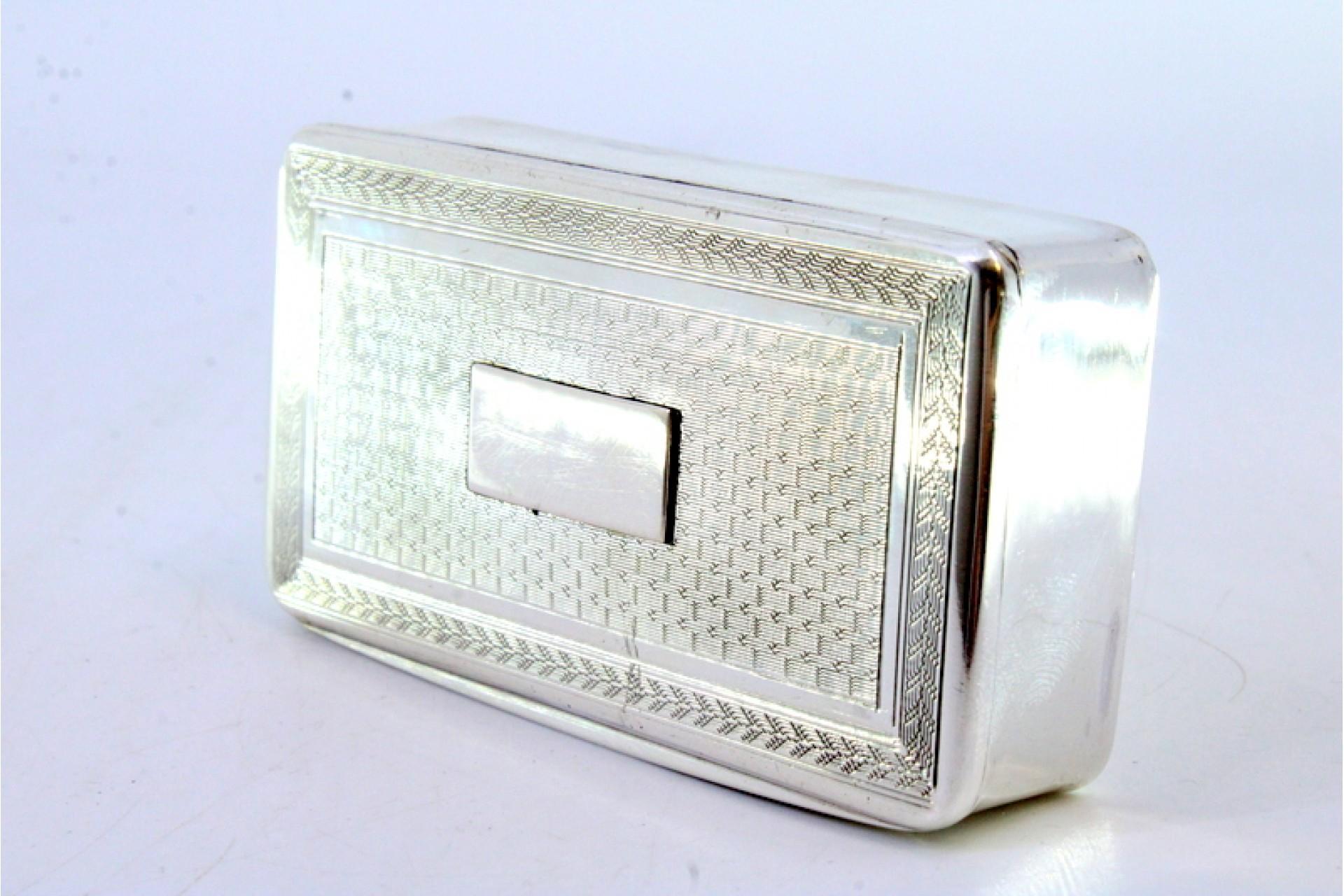 Silver Snuff box in guilloche silver with a monogram card on the hinged lid For Sale
