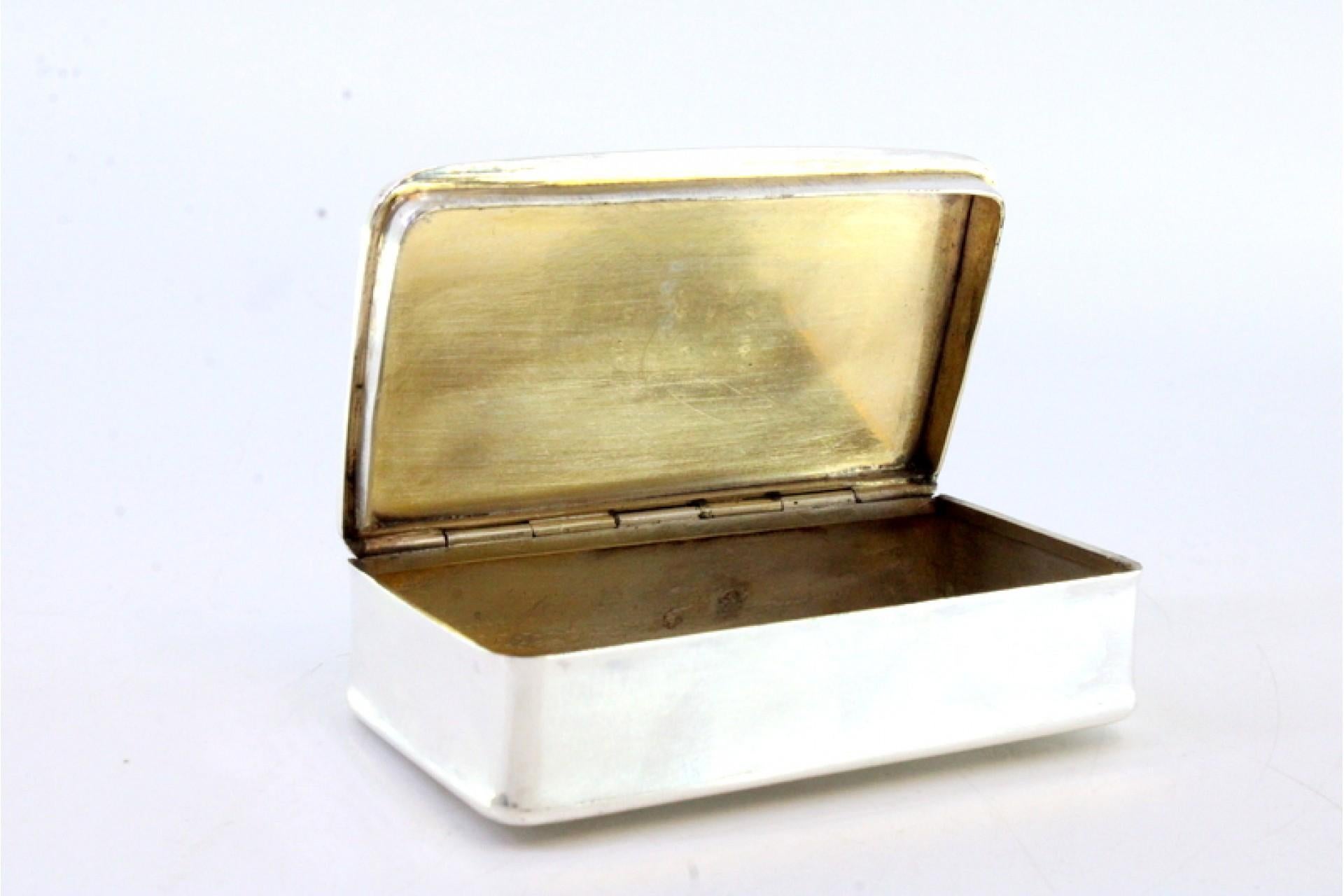 Snuff box in guilloche silver with a monogram card on the hinged lid For Sale 1