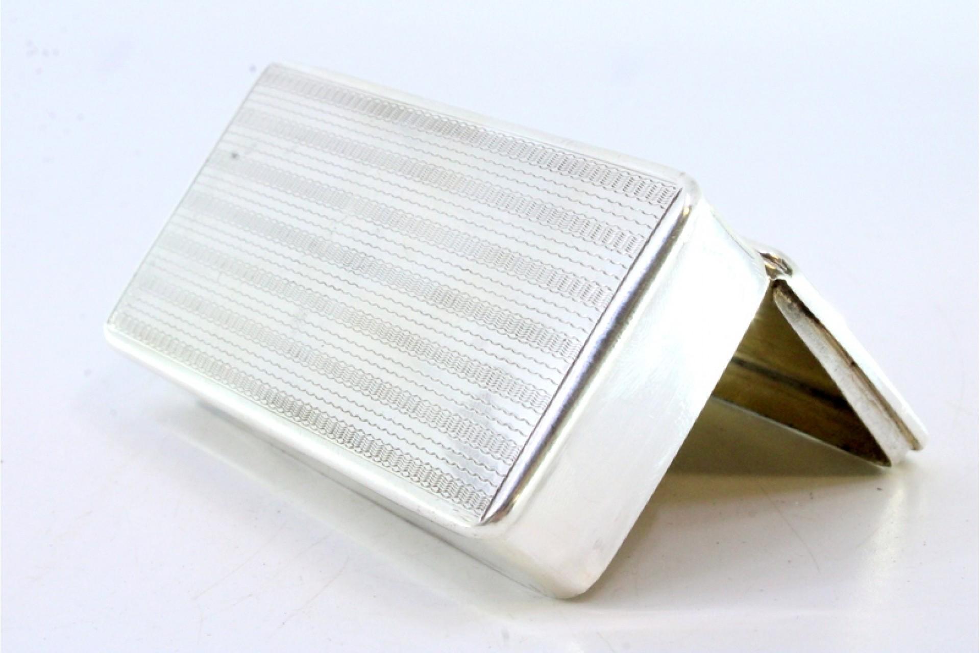 Snuff box in guilloche silver with a monogram card on the hinged lid For Sale 2