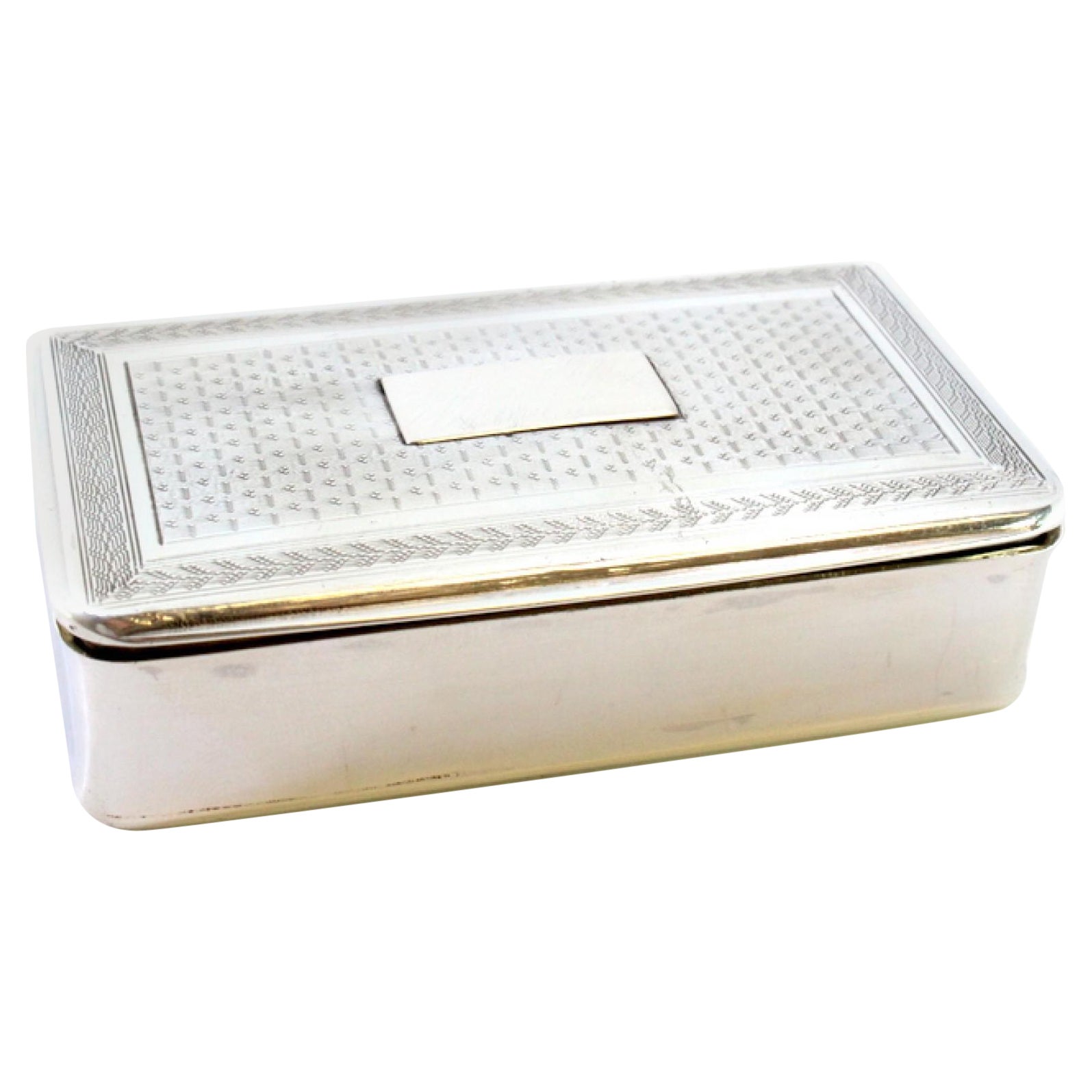 Snuff box in guilloche silver with a monogram card on the hinged lid