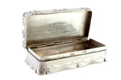 Tabacchiera in argento rabescato con ghirlande incise che circondano un biglietto con monogramma