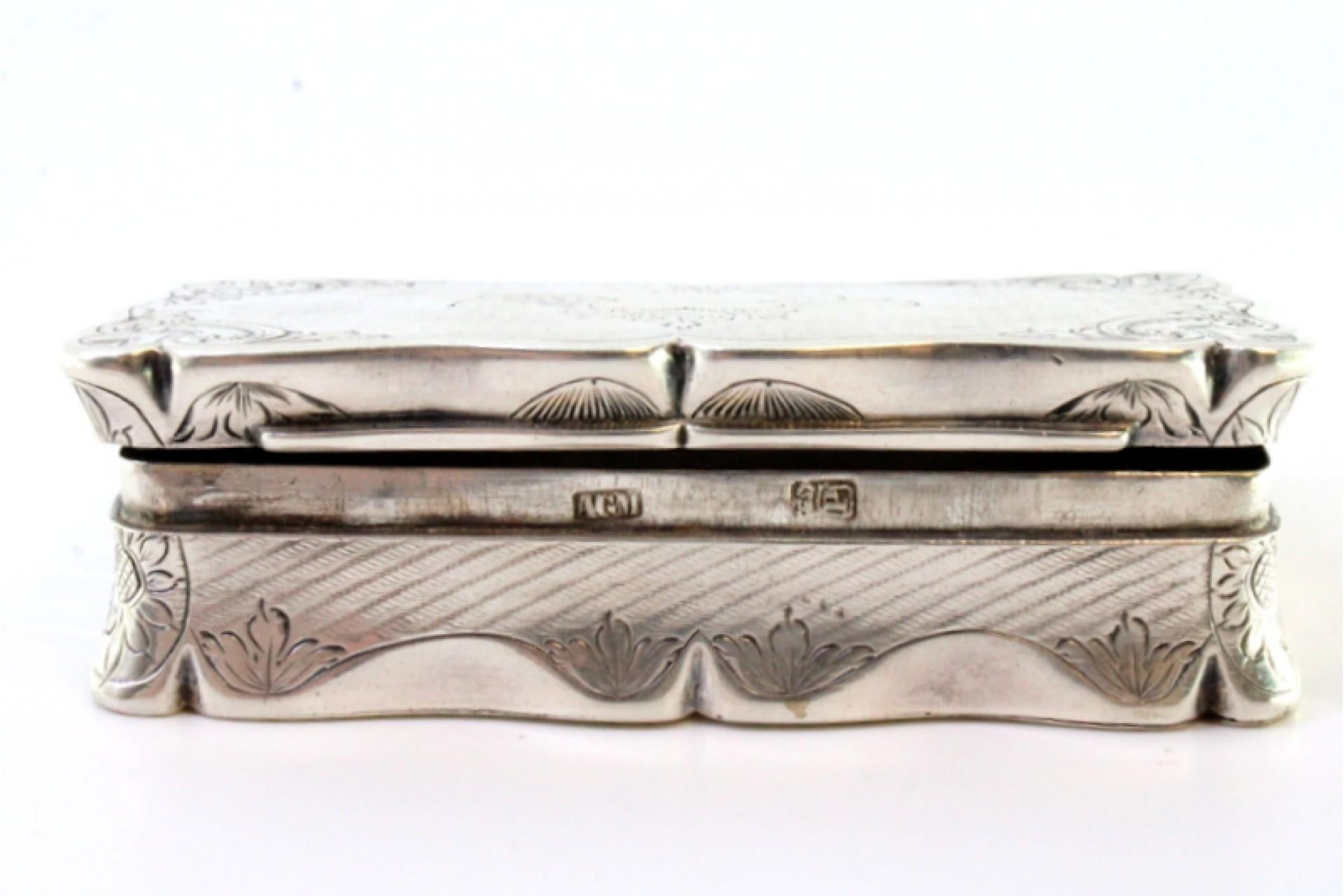 European Snuff box in guilloche silver with engraved garlands surrounding a monogram card For Sale