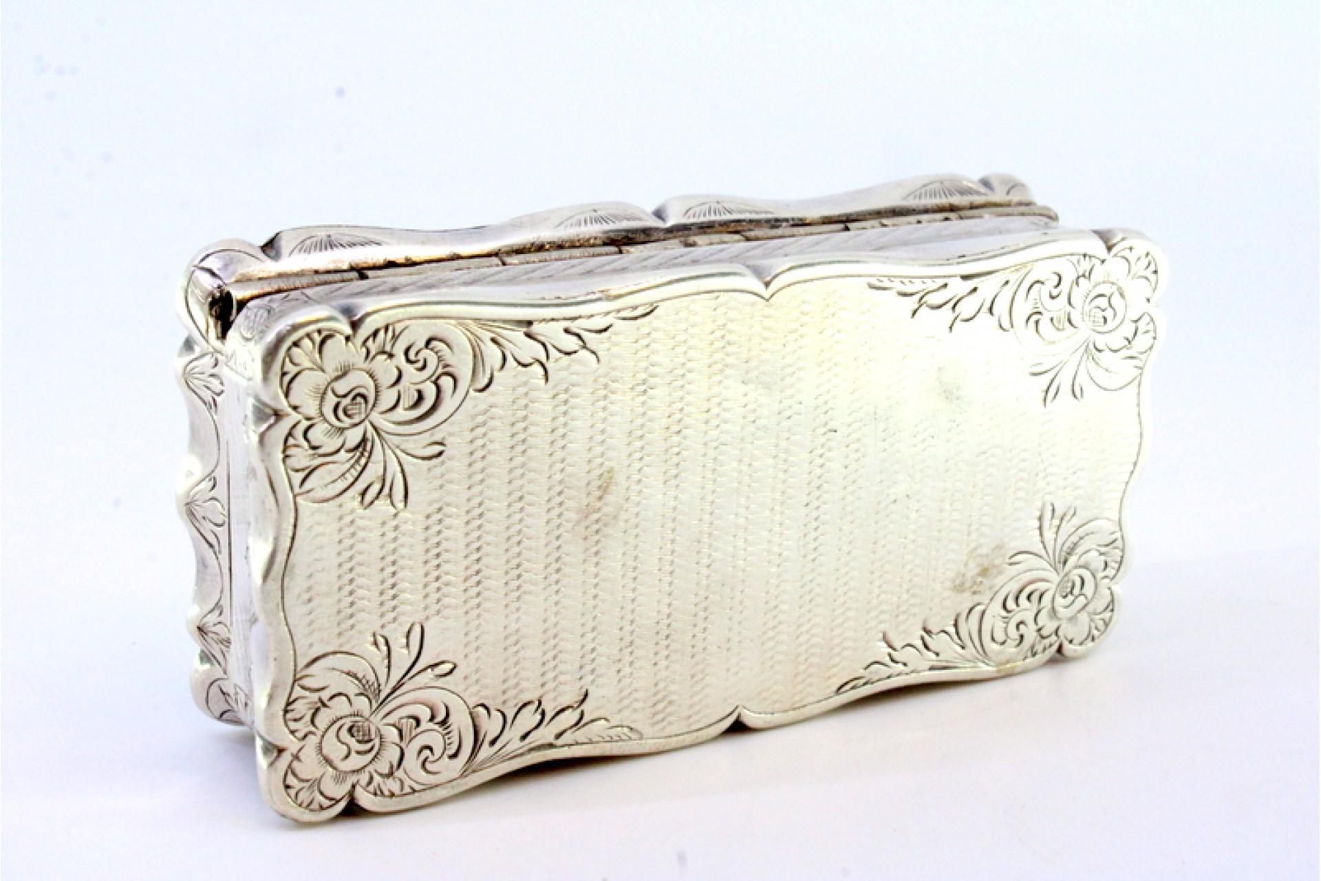 Snuff box in guilloche silver with engraved garlands surrounding a monogram card In Good Condition For Sale In Porto, PT
