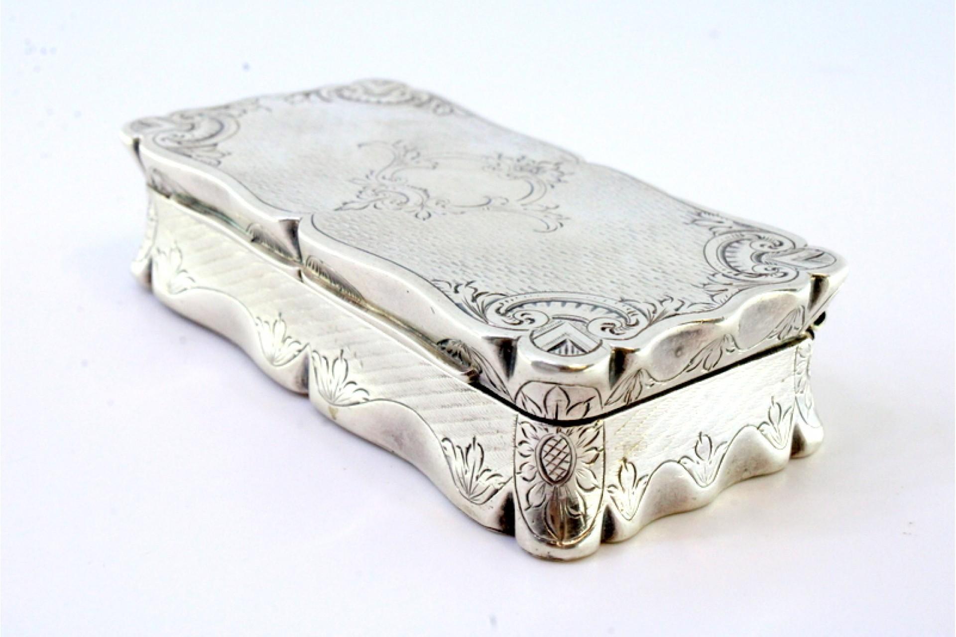 18th Century Snuff box in guilloche silver with engraved garlands surrounding a monogram card For Sale