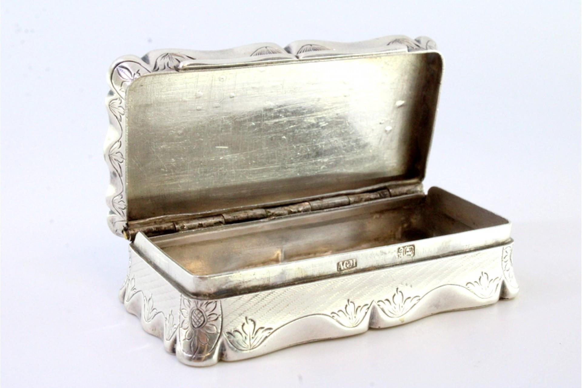 Silver Snuff box in guilloche silver with engraved garlands surrounding a monogram card For Sale