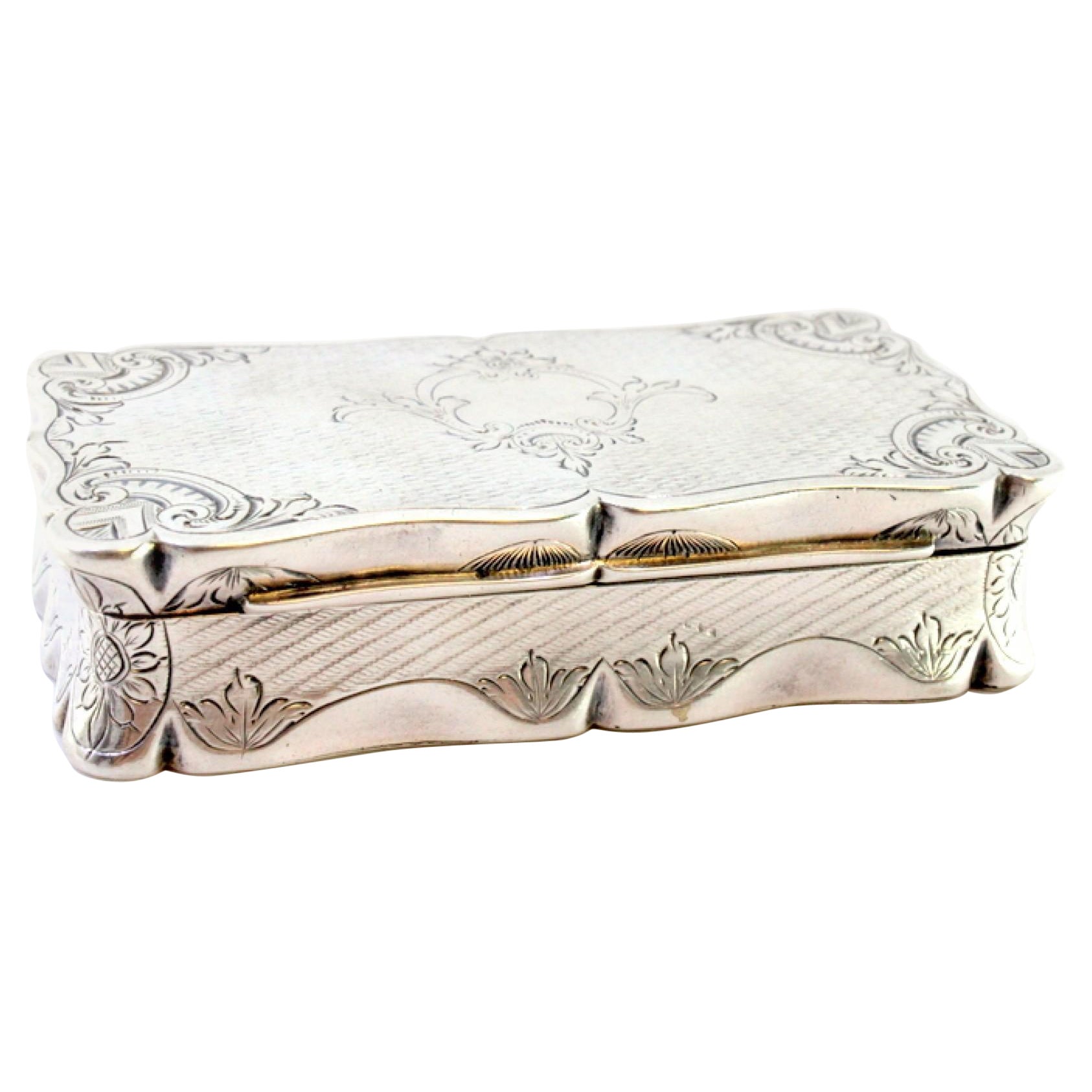 Snuff box in guilloche silver with engraved garlands surrounding a monogram card