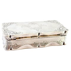 Snuff box in guilloche silver with engraved garlands surrounding a monogram card