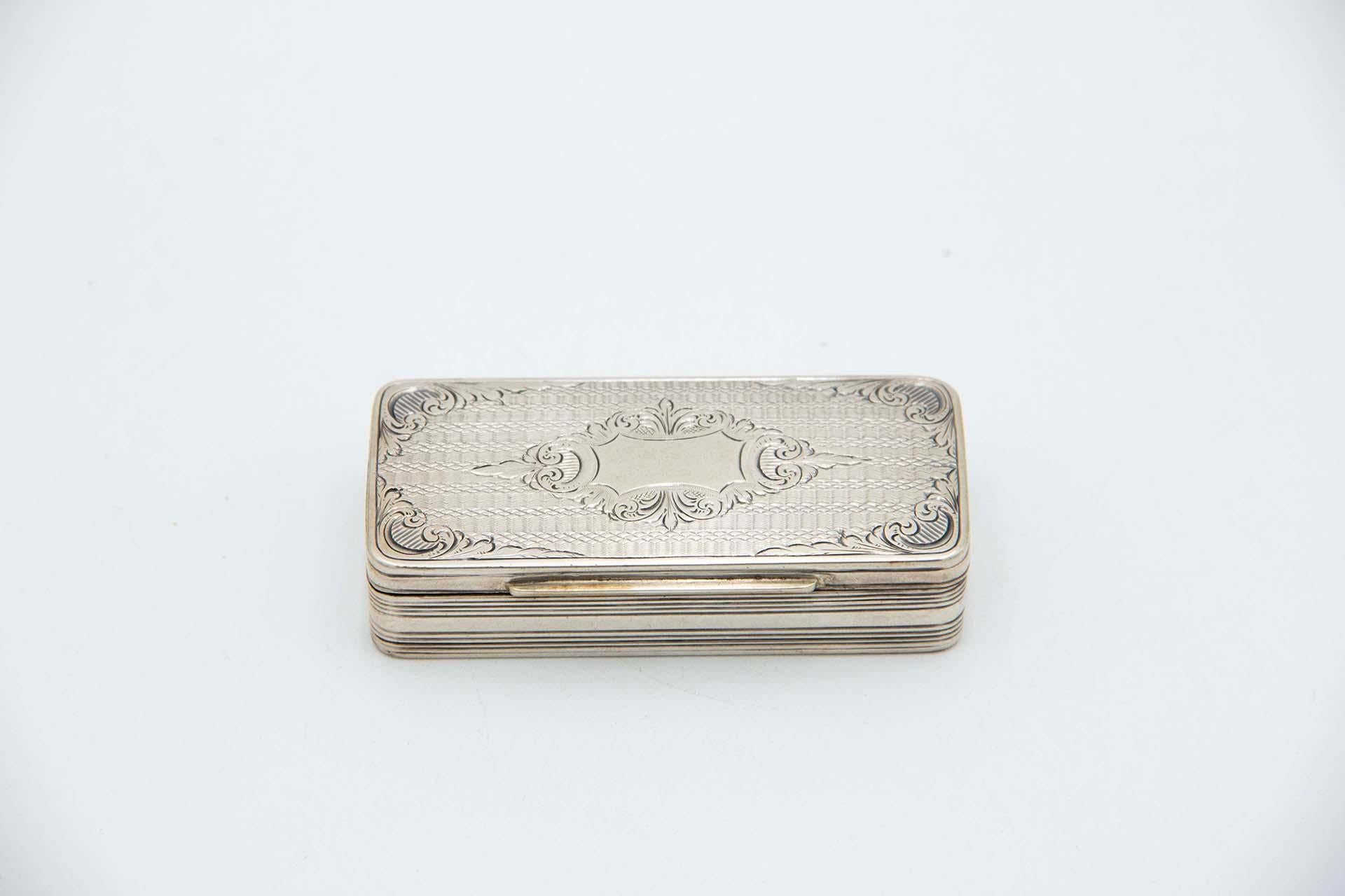 Europeo Snuff box in guilloche silver with engravings in vendita