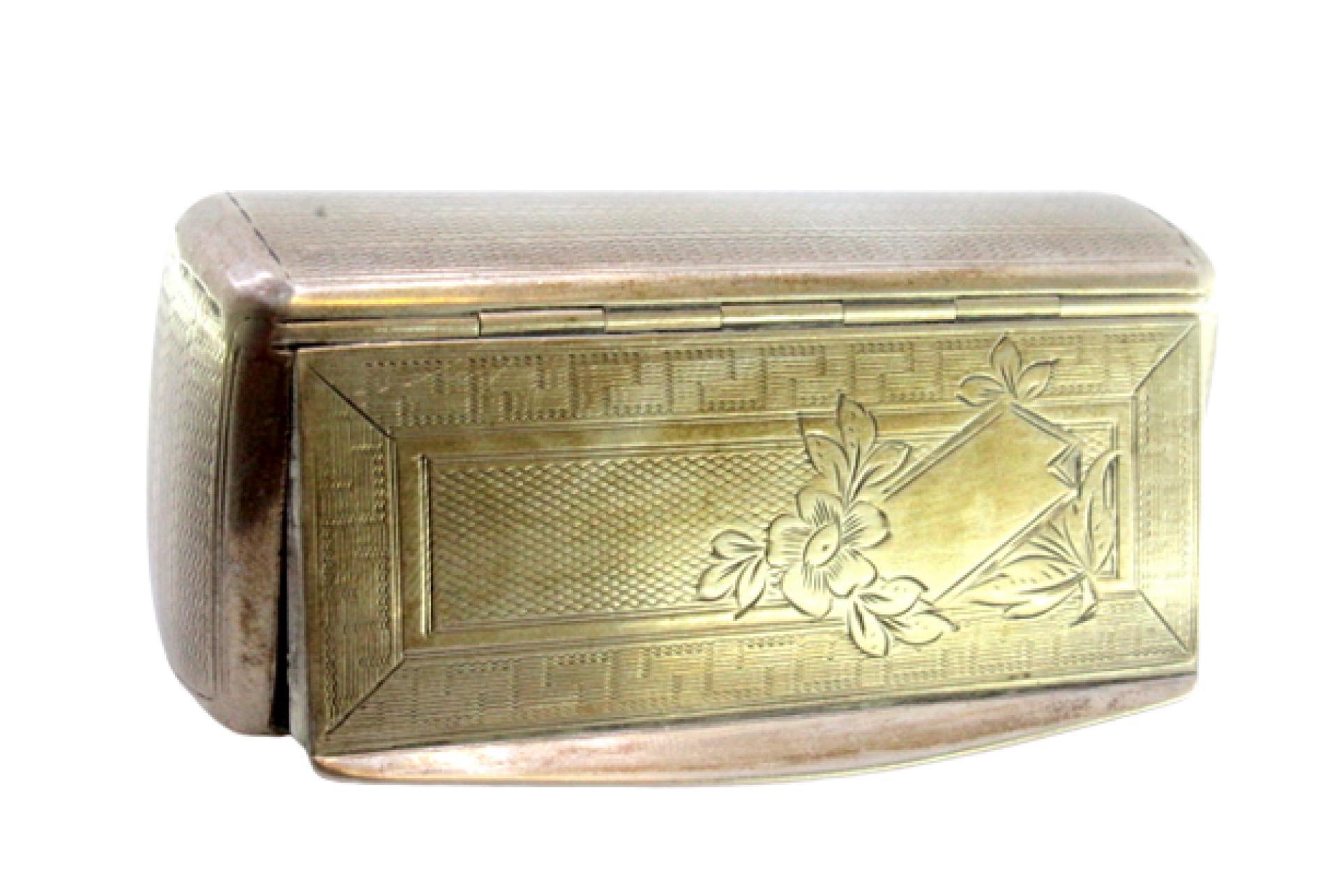 Description: Snuff box in guilloche silver with engravings surrounding a monogram card. Metal: Silver. Origin: European. Mark: Absent. Weight: 65.39 grams. Dimensions: 7.5cmx3cm. Content: 800/1000. Assay Mark: Absent. Additional information: Good