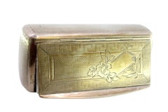Snuff box in guilloche silver with engravings surrounding a monogram card