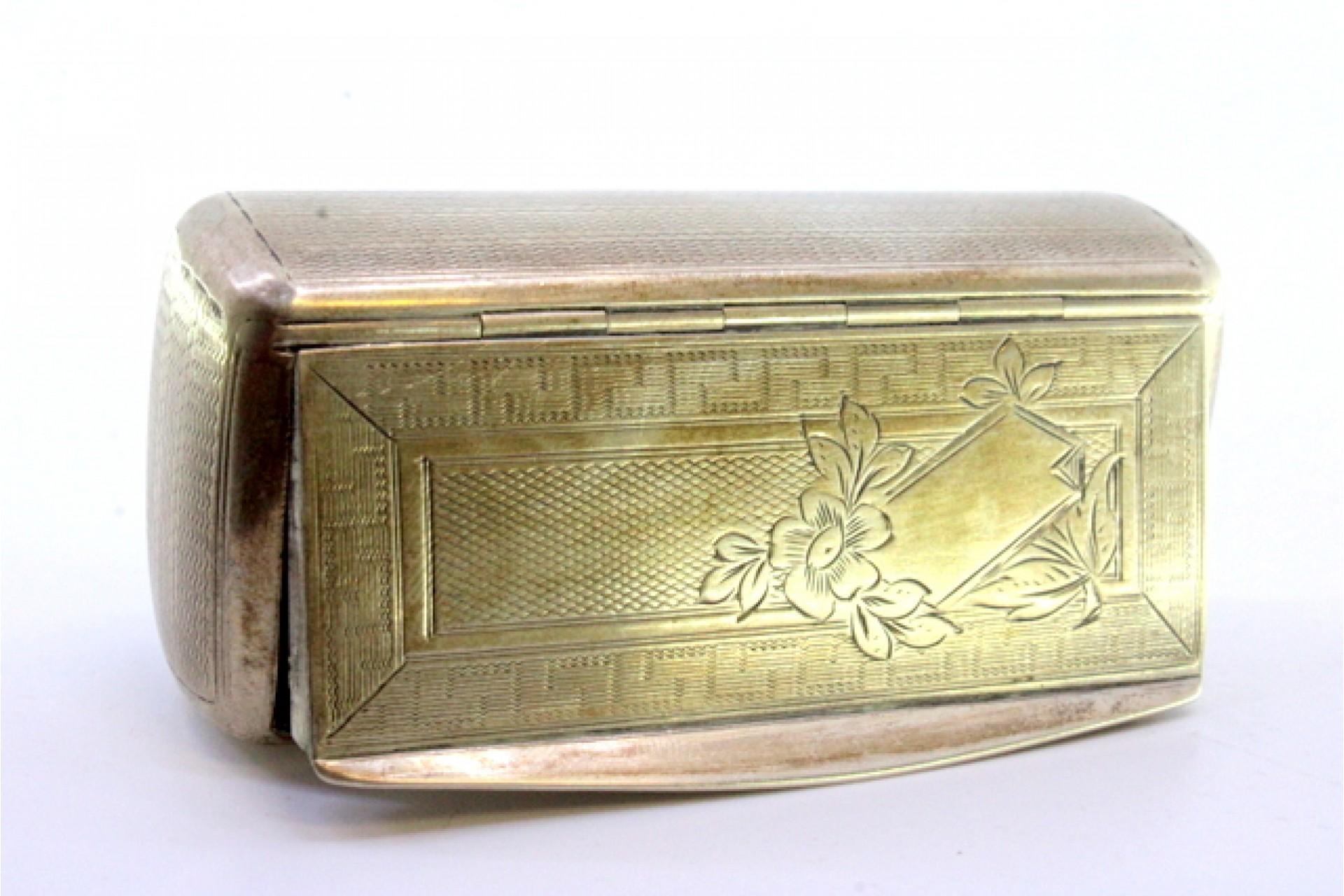 European Snuff box in guilloche silver with engravings surrounding a monogram card For Sale