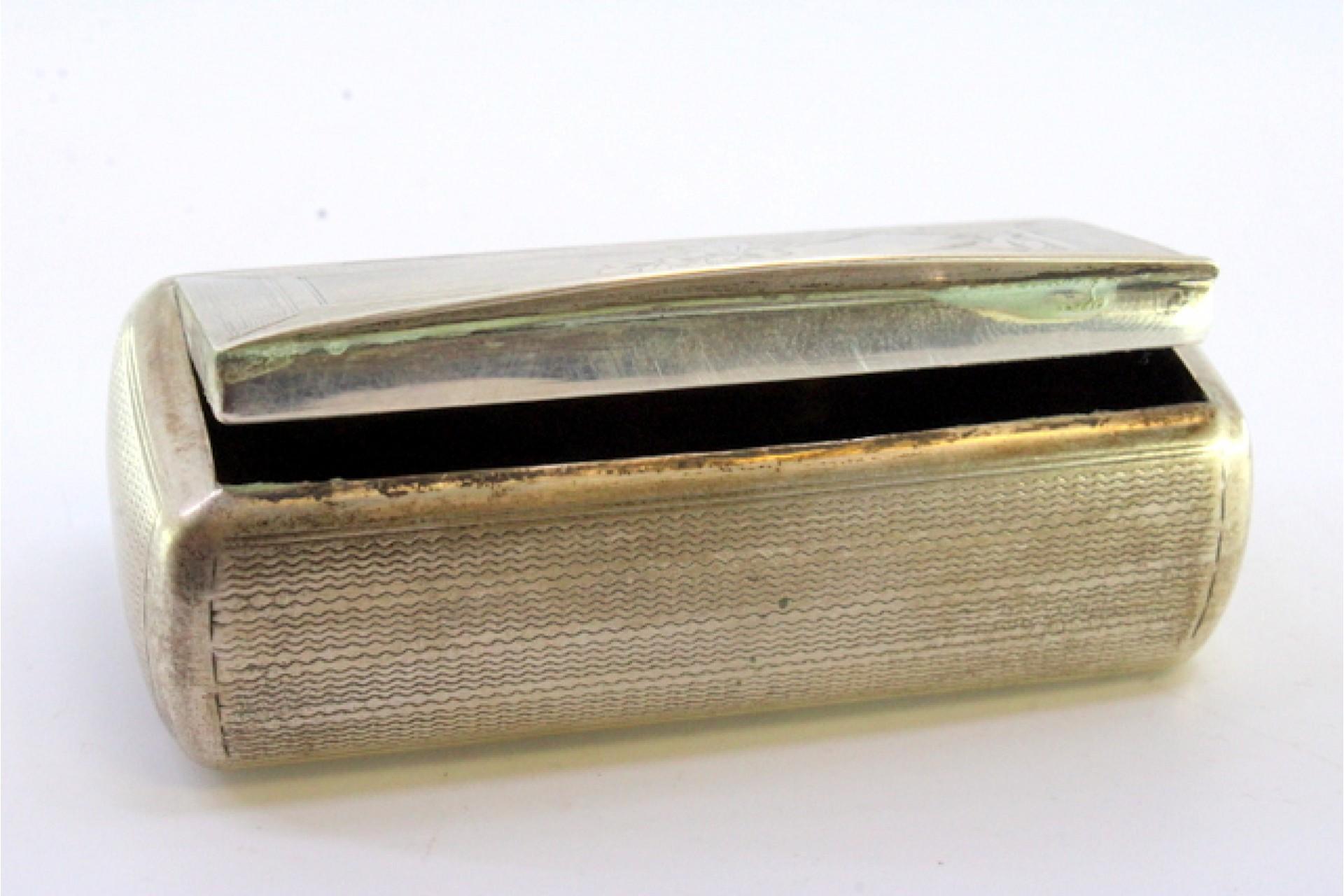 Snuff box in guilloche silver with engravings surrounding a monogram card In Good Condition For Sale In Porto, PT