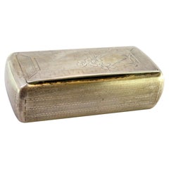 Snuff box in guilloche silver with engravings surrounding a monogram card