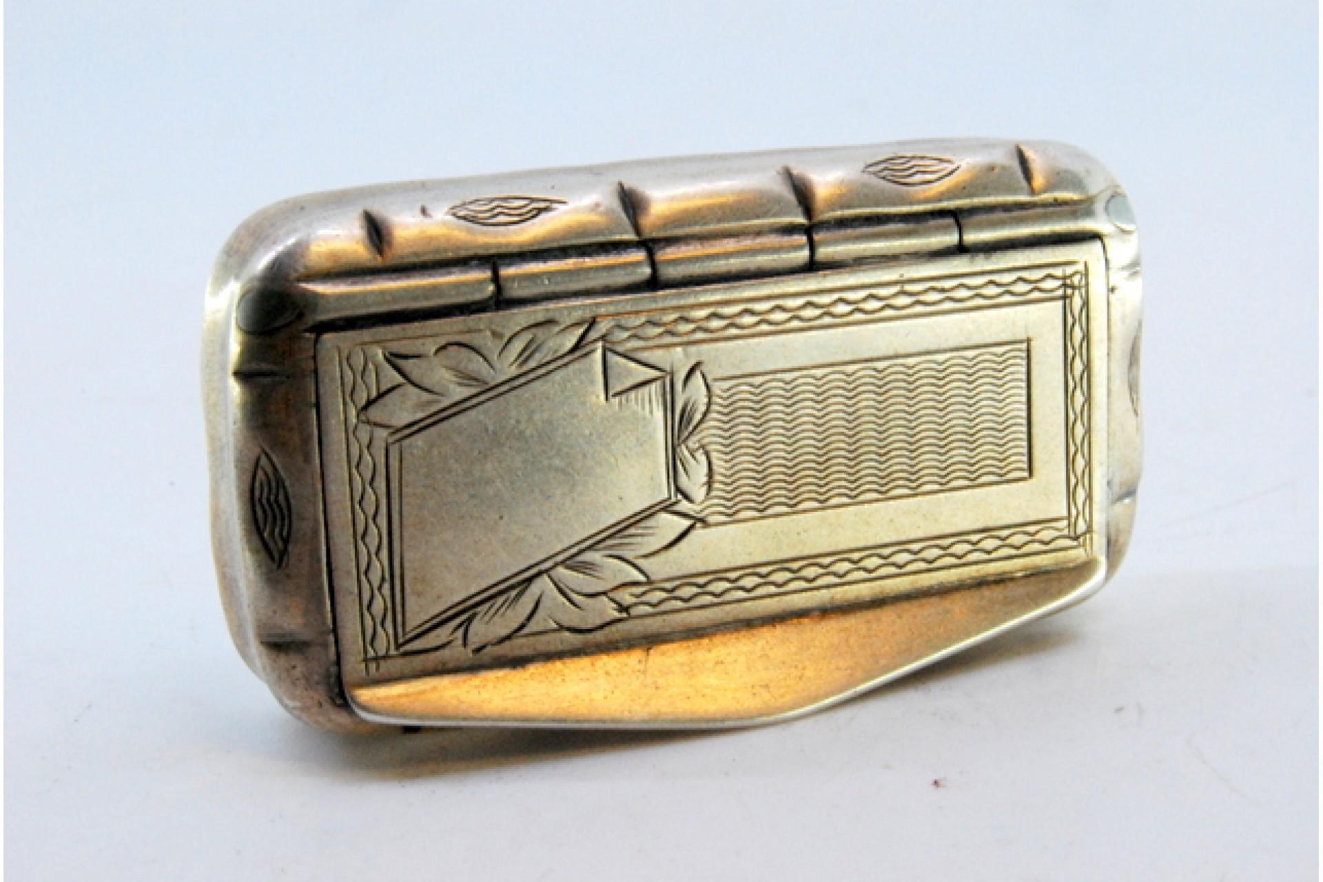European Snuff box in guilloche silver with frieze surrounding monogram card For Sale