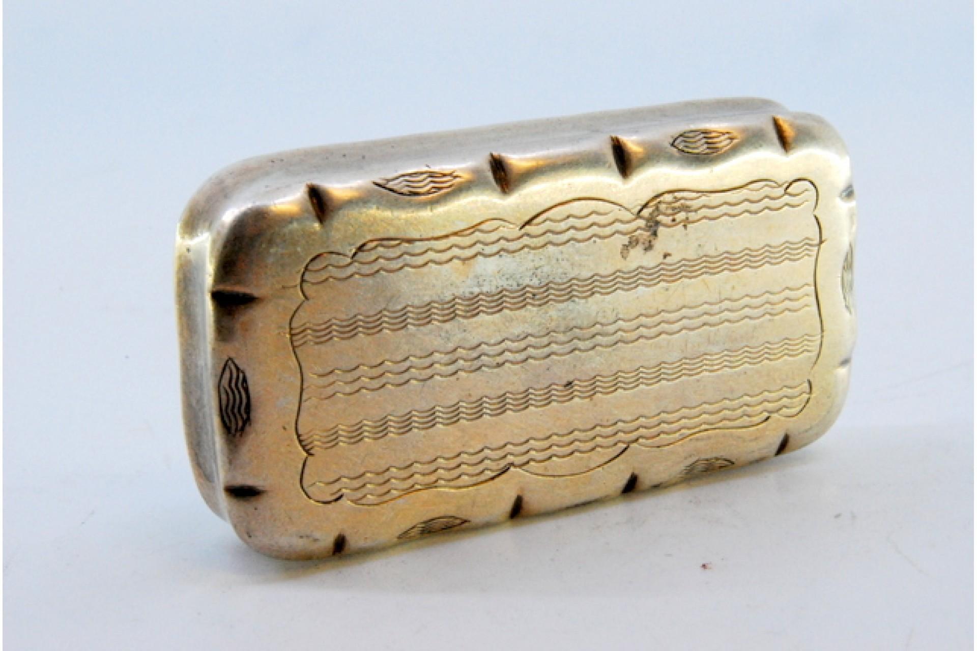 Snuff box in guilloche silver with frieze surrounding monogram card In Good Condition For Sale In Porto, PT