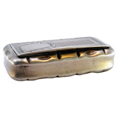 Snuff box in guilloche silver with frieze surrounding monogram card