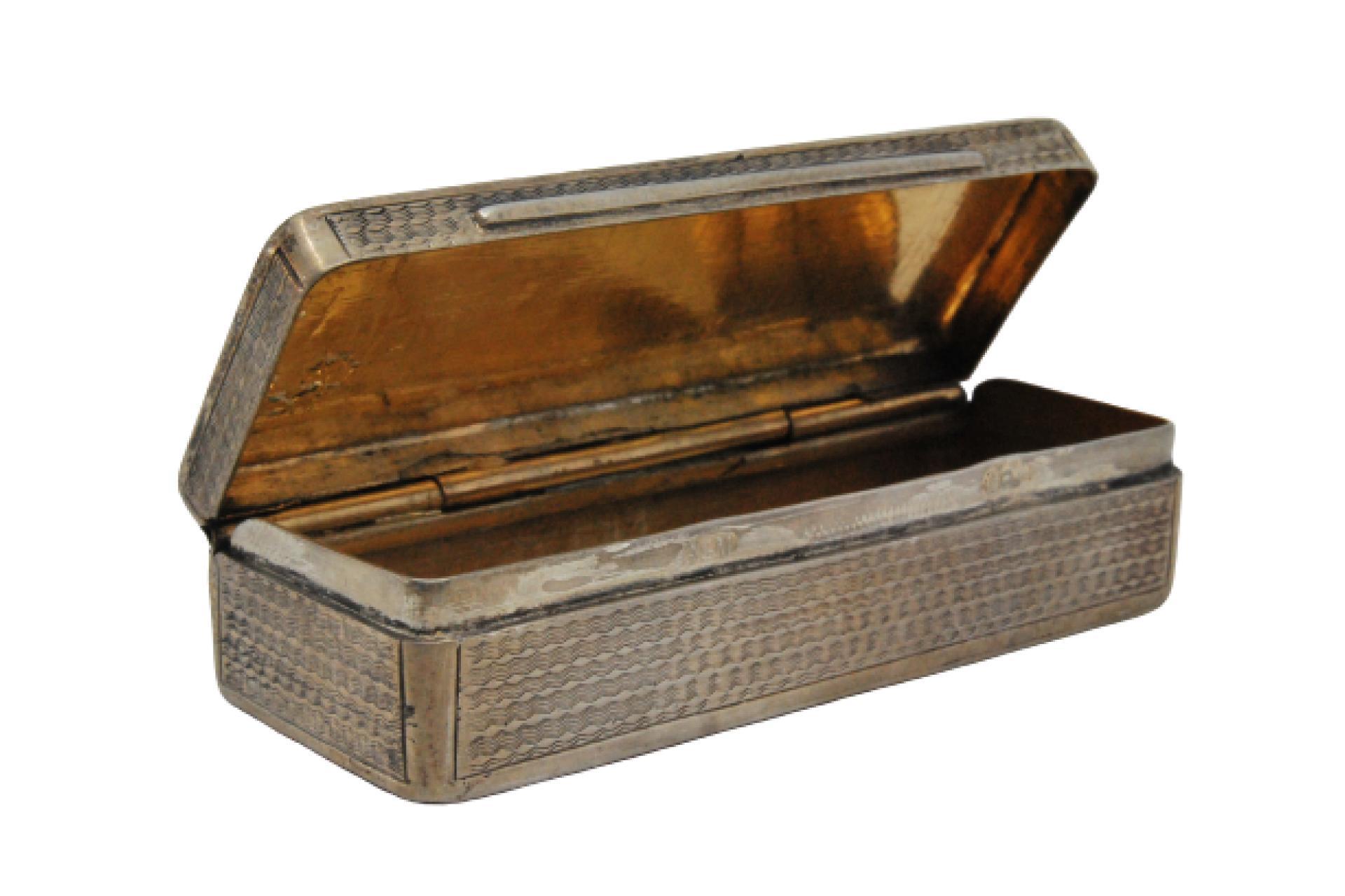 Description: Snuff box in guilloche silver with hinged lid. Metal: Silver. Origin: Portuguese. Brand: Porto Coroa. Weight: 68.31 grams. Dimensions: 8x1.9cm. Content: 916/1000. Assay Mark: Yes, from the 15th century to 1885. Additional information: