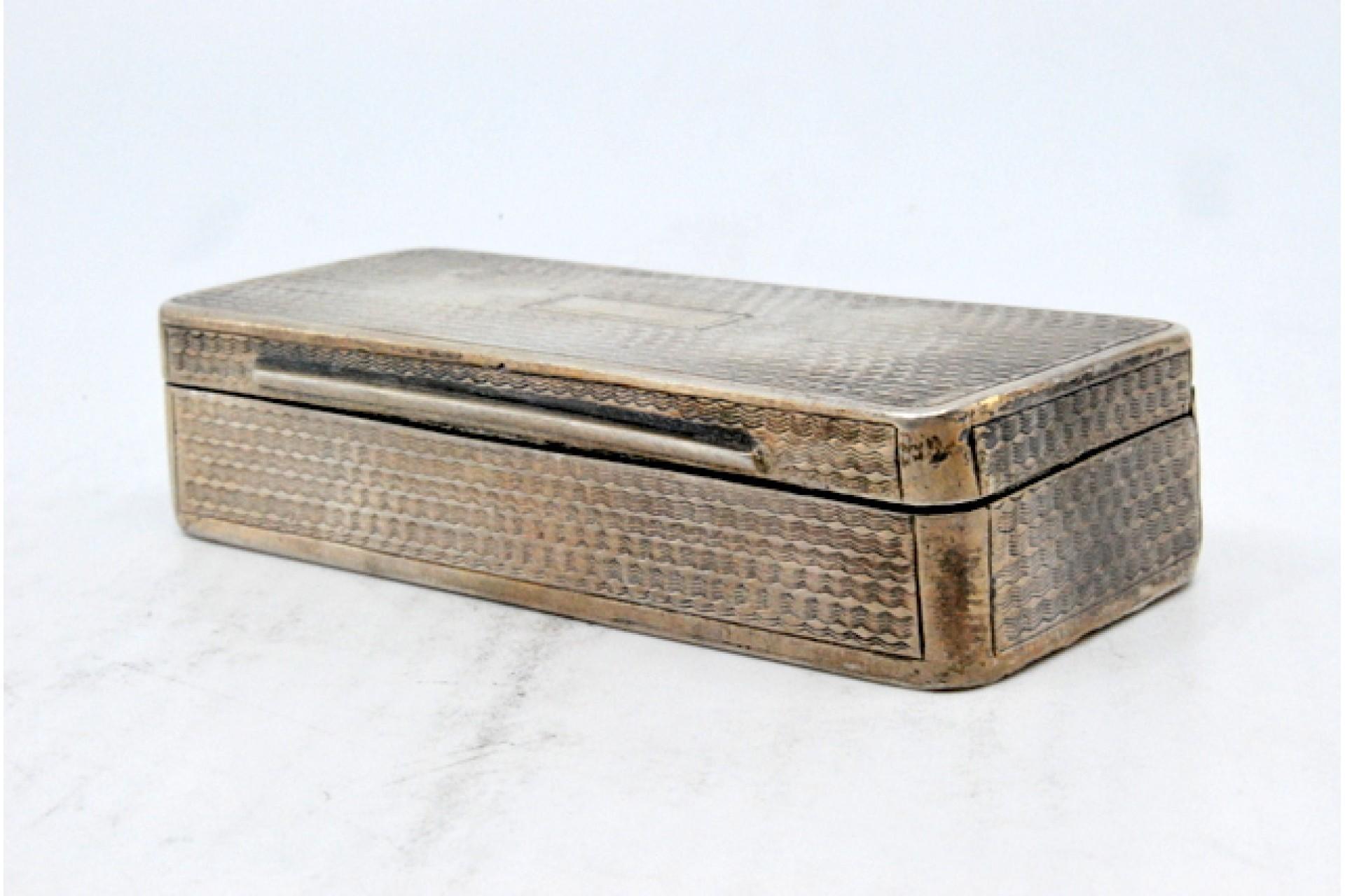 European Snuff box in guilloche silver with hinged lid For Sale
