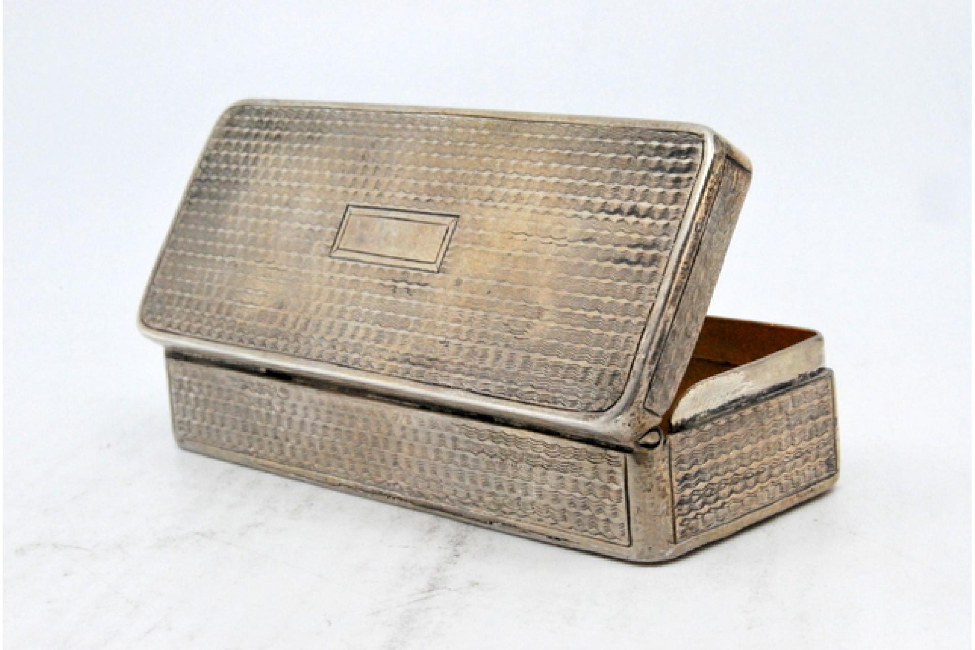 Snuff box in guilloche silver with hinged lid In Good Condition For Sale In Porto, PT