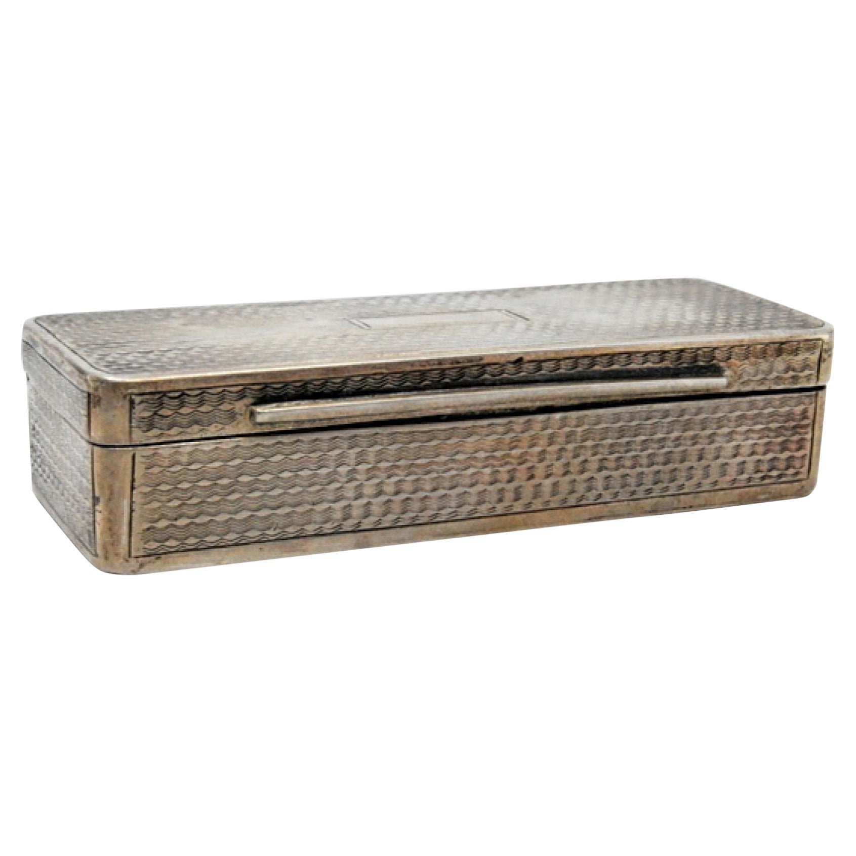 Snuff box in guilloche silver with hinged lid