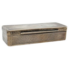 Snuff box in guilloche silver with hinged lid