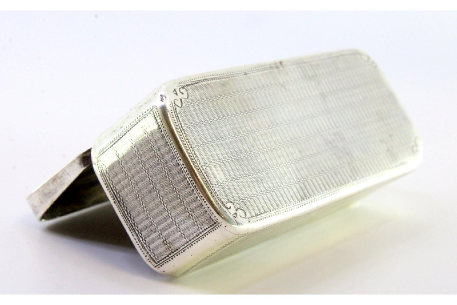 European Snuff box in guilloche silver with monogram card and hinged lid For Sale