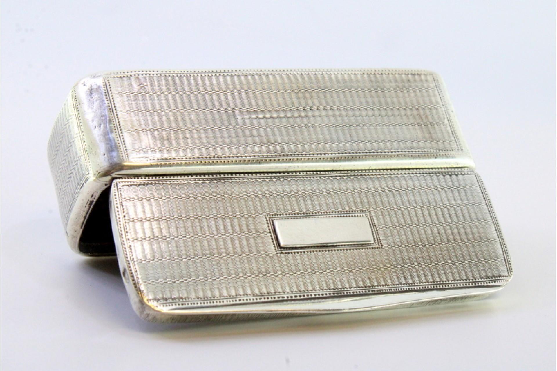 Snuff box in guilloche silver with monogram card and hinged lid In Good Condition For Sale In Porto, PT