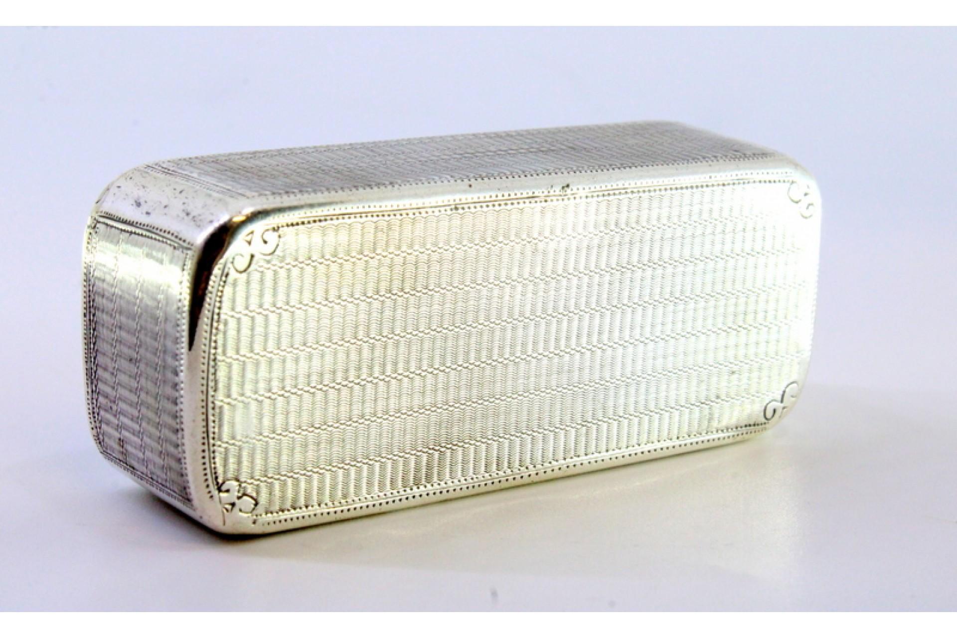 Silver Snuff box in guilloche silver with monogram card and hinged lid For Sale