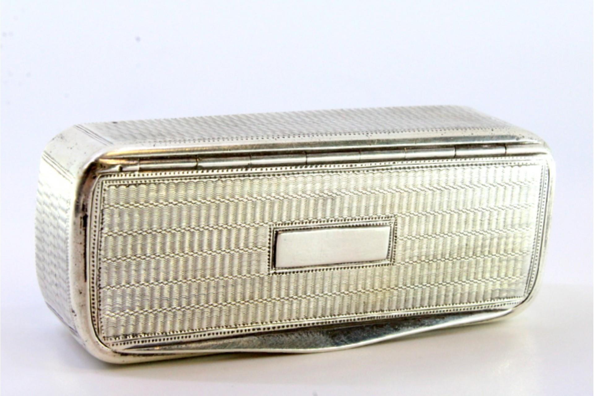 Snuff box in guilloche silver with monogram card and hinged lid For Sale 1